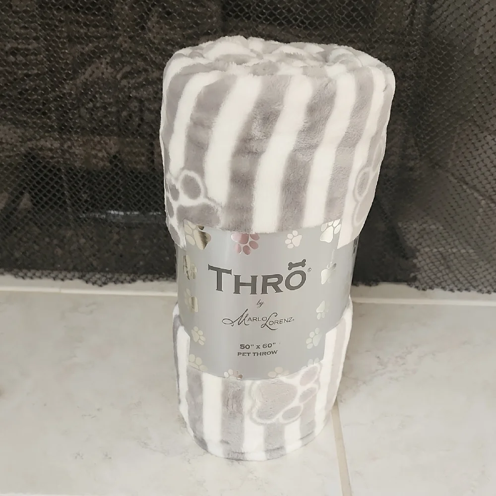 🐾 🌟 PAW PRINT Gray/White Striped PET THROW 🌟 🐾